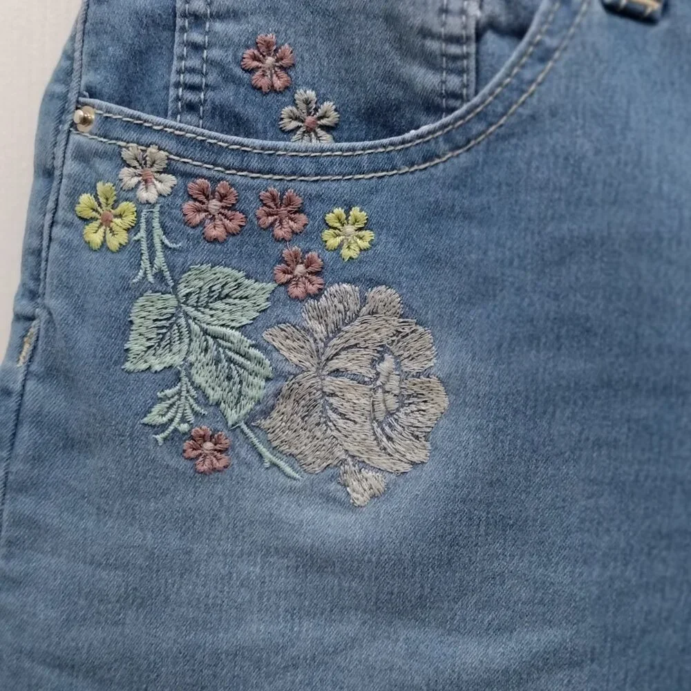 Royalty For Me Embroidered Denim Shorts Women’s Size 14 Blue Stretch Floral Casu - Picture 3 of 10
